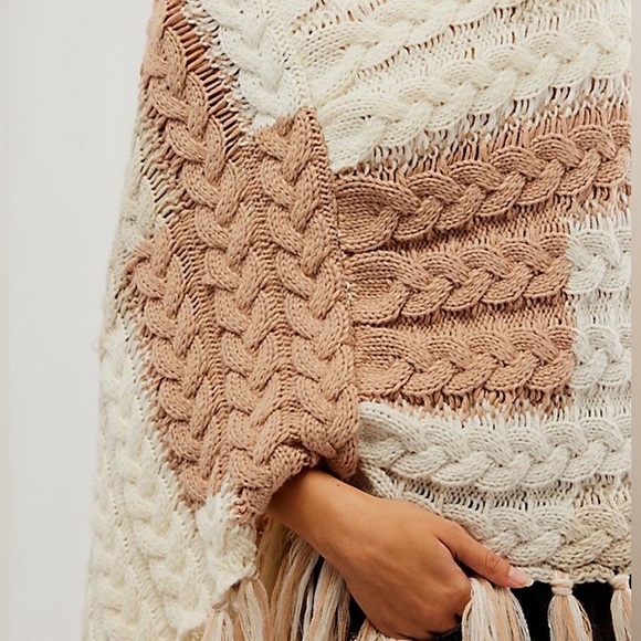 Free People Cable Knit Fringe Poncho O/S Ivory Tan Crochet Pullover Boho Sweater - Picture 12 of 14